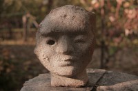 Originálna kamenná socha- tvár